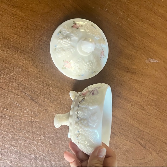 Westmoreland painted milk glass candy dish feminine raised grape motif l… - Picture 7 of 9